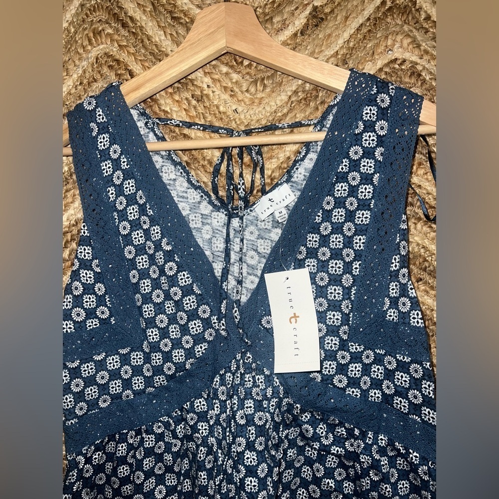True Craft Junior's Printed V Neck Tank Top,Navy,Flowy,Size M,Brand New,NWT - Picture 2 of 9